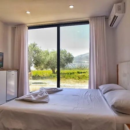 Summer Land Hotel *